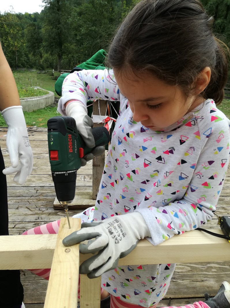 Tabara de constructii si bricolaj pentru copii eematico tabara de constructii si bricolaj pentru copii eematico la munte, activitati educationale, scule electrice si unelte, bormasina, construit